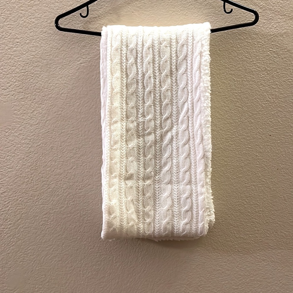 Una Talla knitted scarf